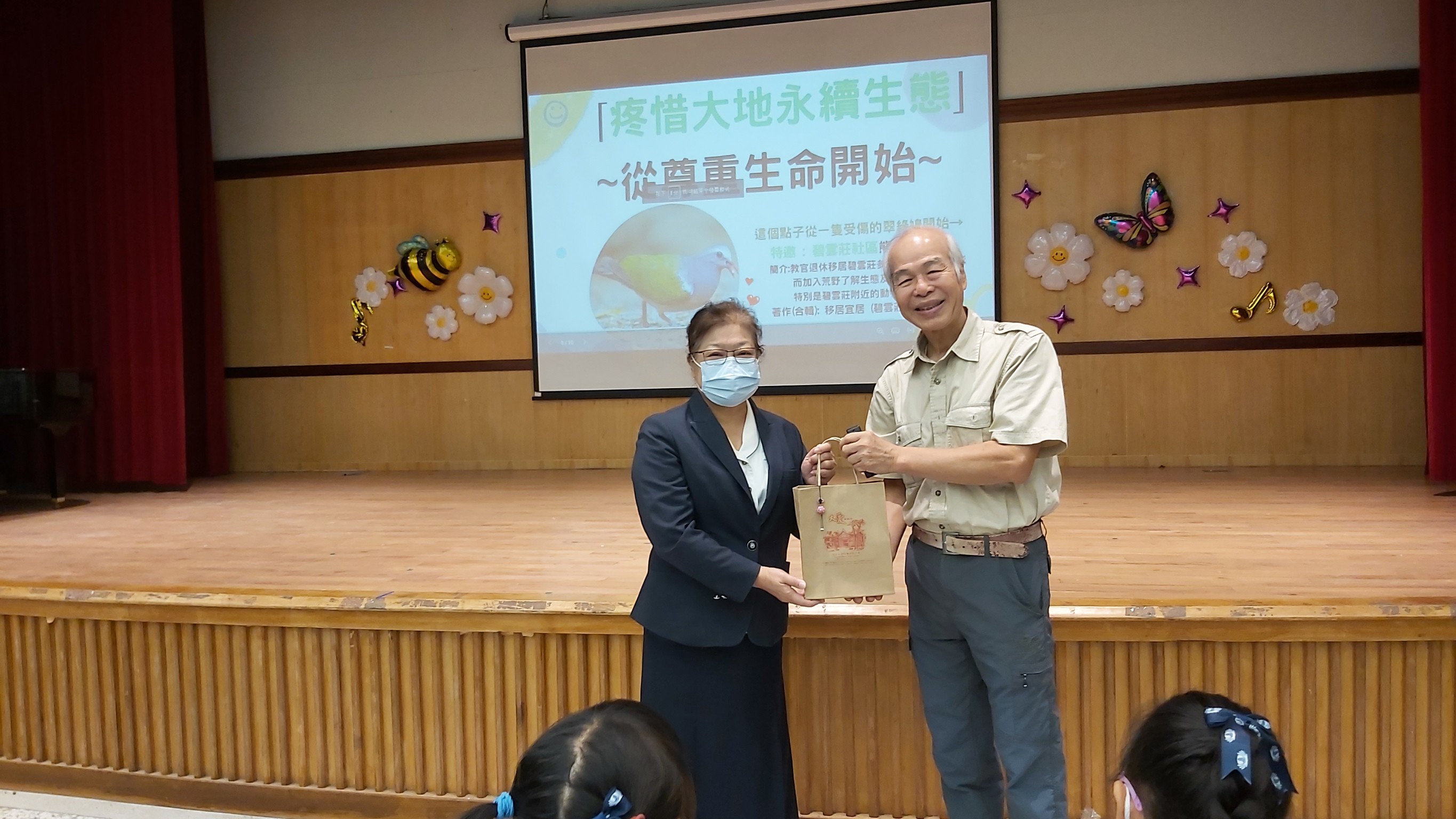 校長致贈結緣品感謝熊野爺的分享,熊野爺感動學生的表現,表示願意再到慈小分享。