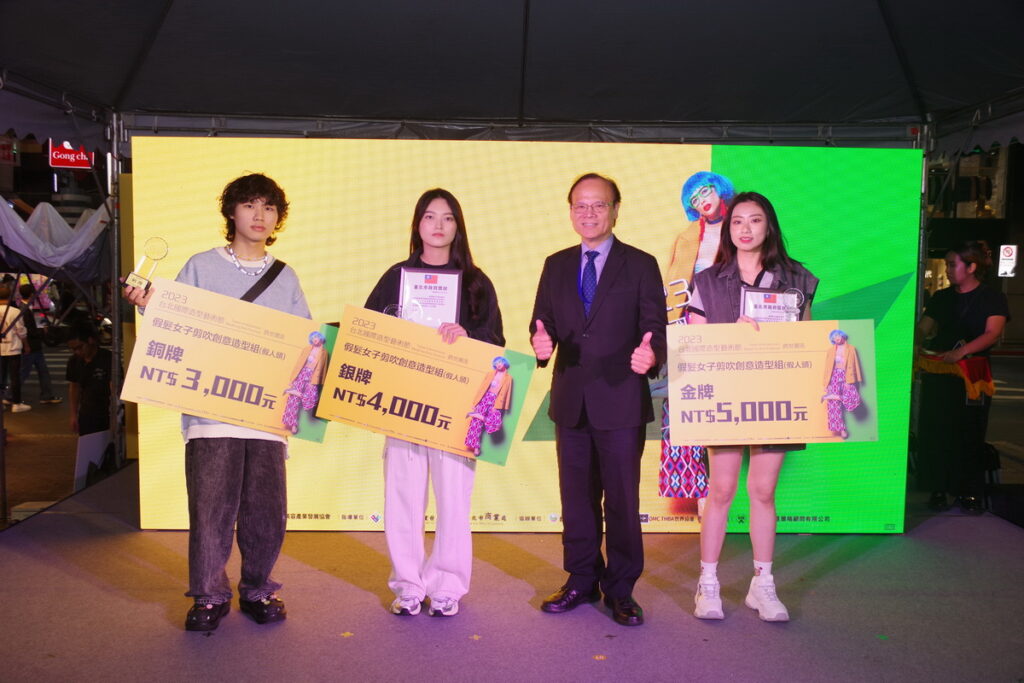 假髮女子剪吹創意造型組金、銀、銅牌得主合影