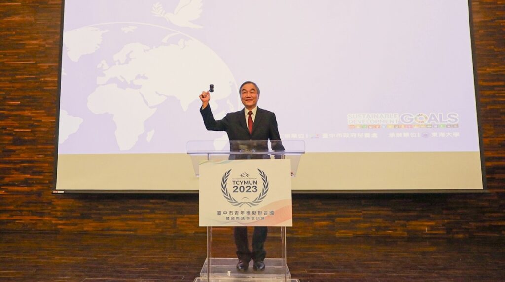 臺中市政府攜手東海大學推動「2023臺中市青年模擬聯合國暨國際議事培訓營」,開幕式由副市長黃國榮進行授槌儀式。(東海大學提供)