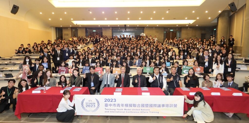 「2023臺中市青年模擬聯合國暨國際議事培訓營」在東海大學登場,超過300位高中生化身各國大使,連結在地議題聚焦重要國際時事。(東海大學提供)
