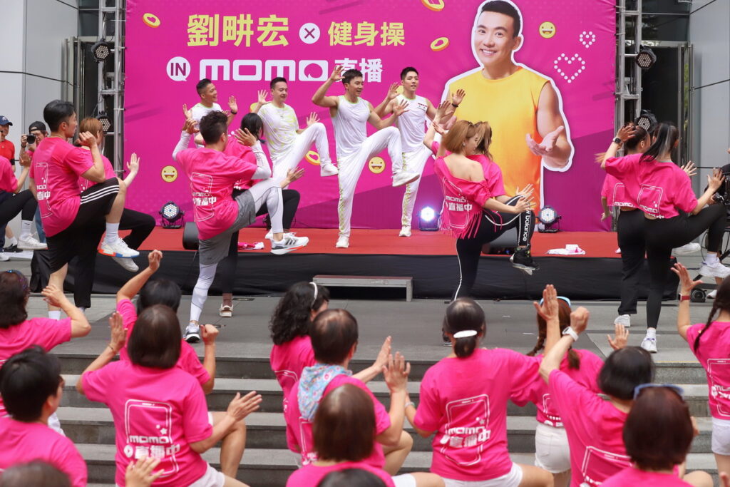 momo《雙11超狂購物節》揪粉絲跳操暖暖身,為1111搶優惠拚手速做好準備,特邀「劉教練」劉畊宏快閃領軍嗨跳「毽子操」!