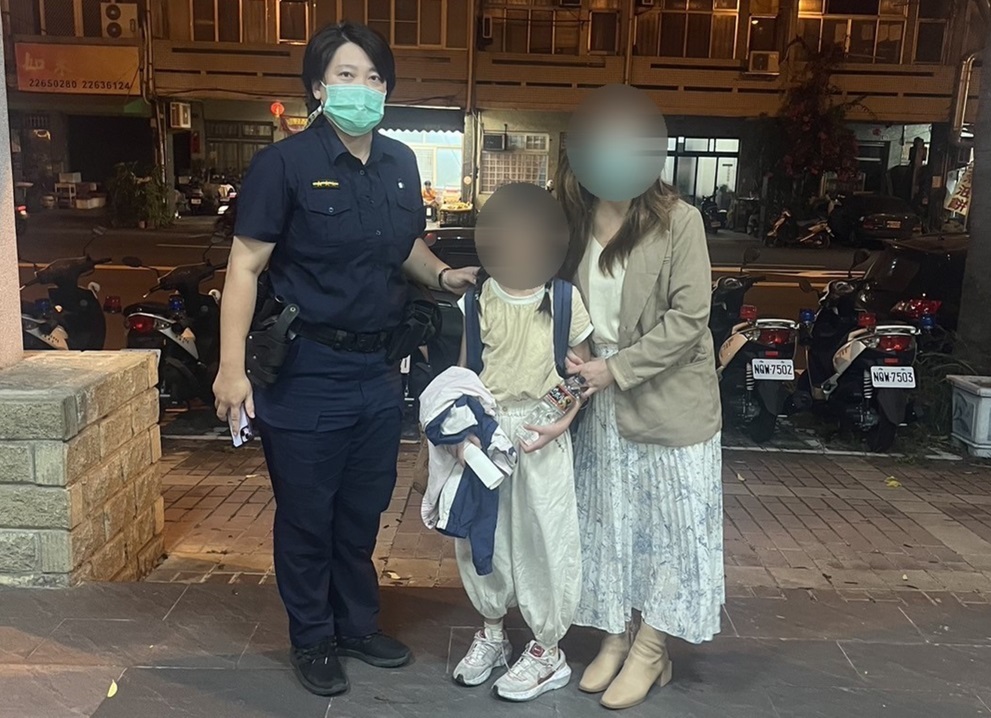 ▲圖說：健康所媽媽女警王怡千溫馨關懷撫慰了迷途女童不安之心 （圖／台中市政府提供）