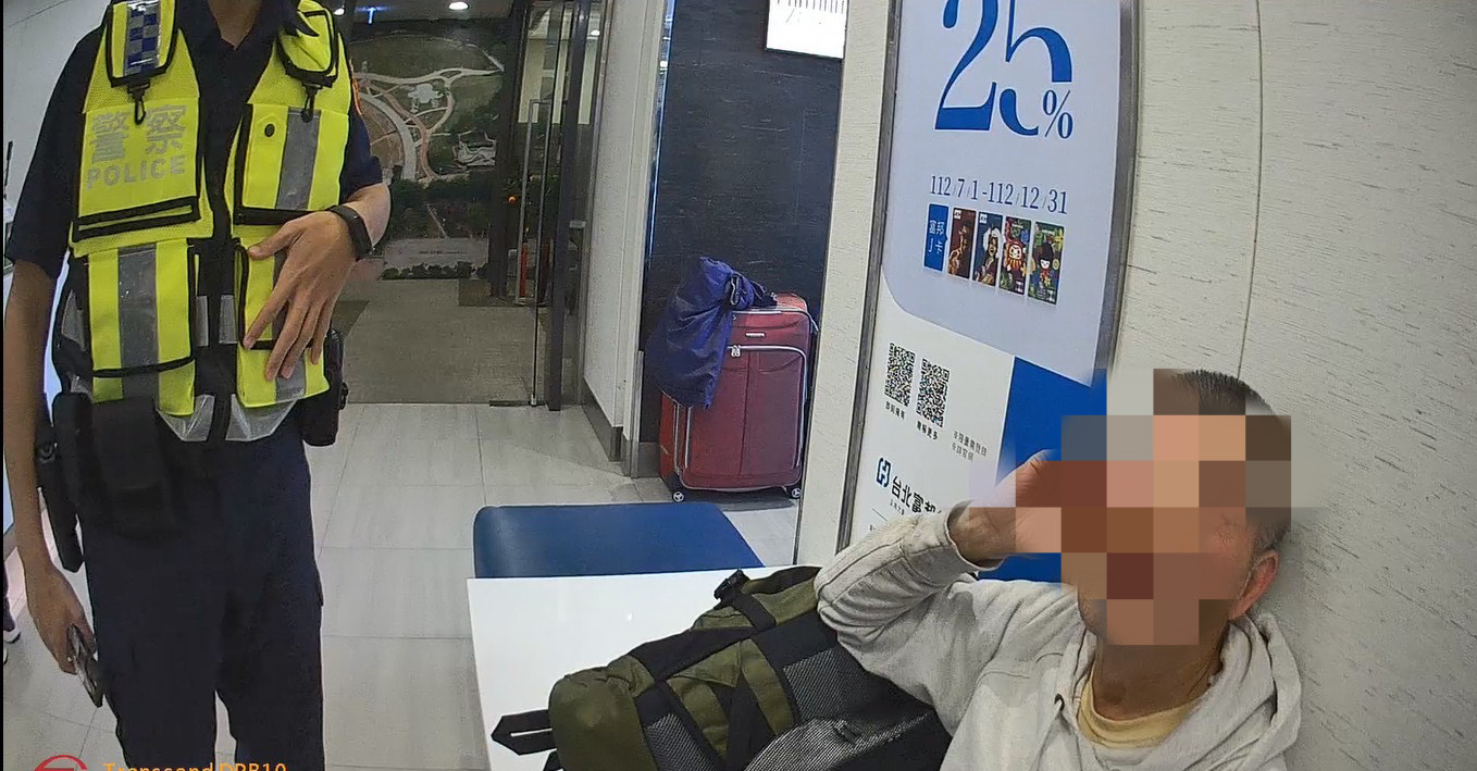 ▲圖說:吳姓老翁急欲匯款解救遭地下錢莊擄走的未婚妻,員警獲報急忙攔阻 (圖/台中市政府提供)
