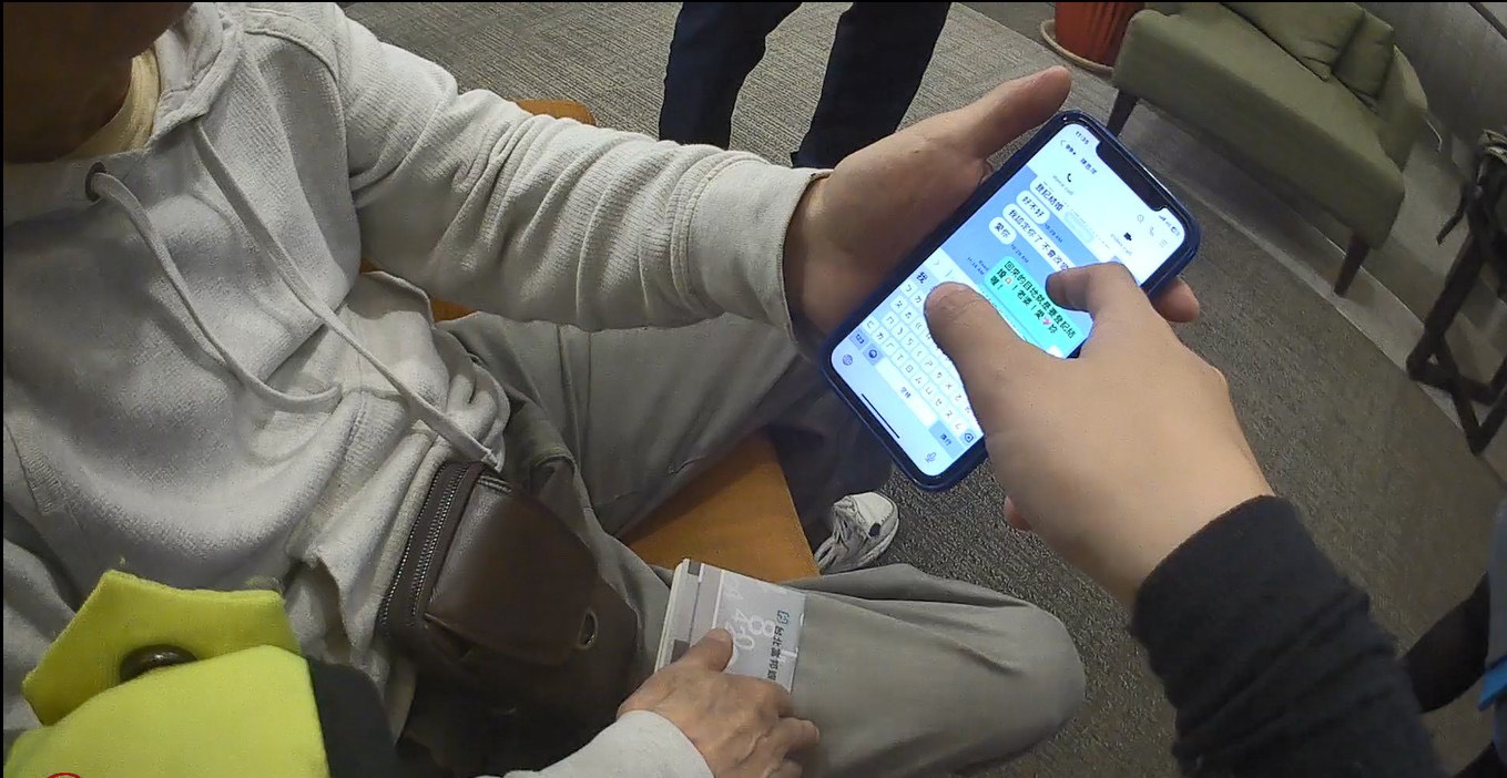 ▲圖說:員警耐心說明網路愛情詐騙案例,並透過回播電話戳破詐騙謊言 (圖/台中市政府提供)