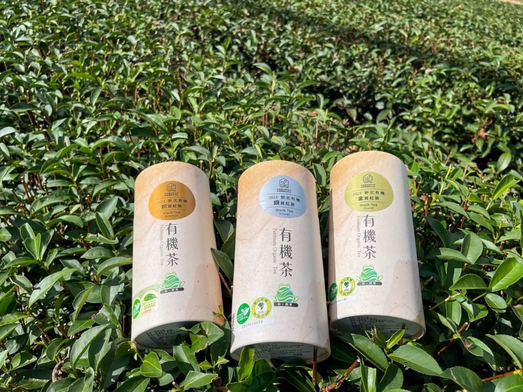 新北市有機運銷合作社推出今年最新的茶葉禮盒新包裝,其設計融合茶區所在山區雲霧繚繞的感覺,搭配代表友善環境的樹蛙意象。(圖/新北市政府提供)