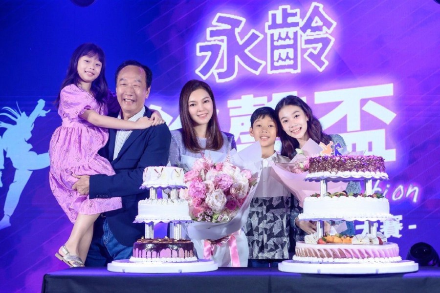 「銘馨盃」盼助年輕人走向世界舞台 郭台銘驚喜現身替曾馨瑩慶生 230 郭台銘全家福