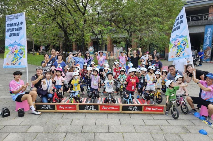 六堆細人仔滑步車歡樂營 小學員學客語練車萌翻天