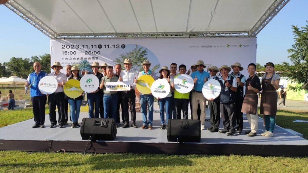 農業部代理部長陳駿季,立委劉建國一同出席幸福島嶼野營趣活動。(記者林金聖翻攝)