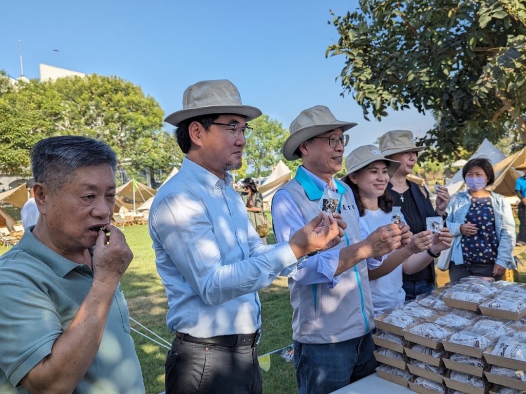 農業部代理部長陳駿季,立委劉建國為有機友善農產品推銷。(記者林金聖翻攝)