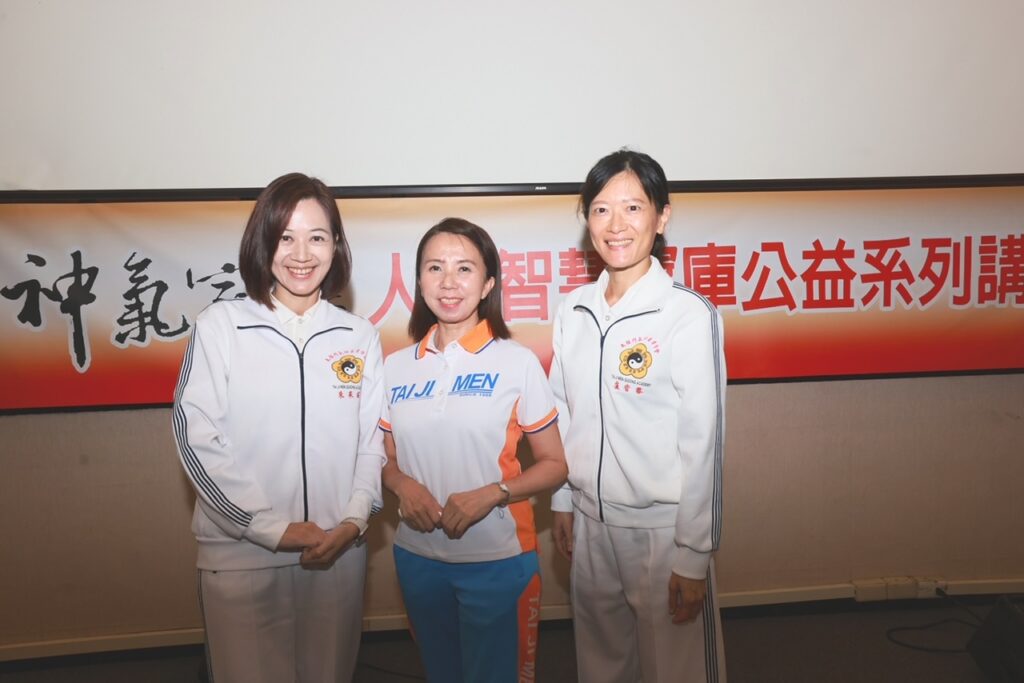 ▲邱宇(中)運用太極門練功多年的基礎，冷靜勇敢面對丈夫突發嚴重腦中風的意外，並以智慧和愛心引領家人克服挑戰！（記者李欣翻攝）