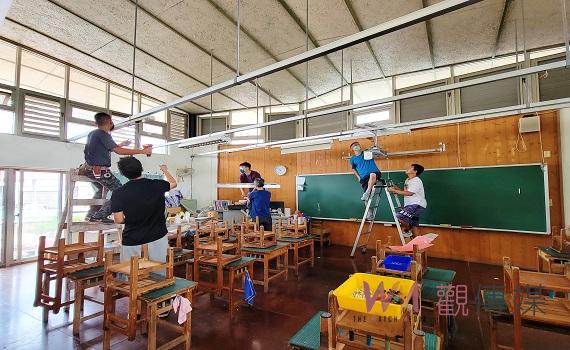 埔里高工師生幫助育英國小改善燈具~節能減碳好技能