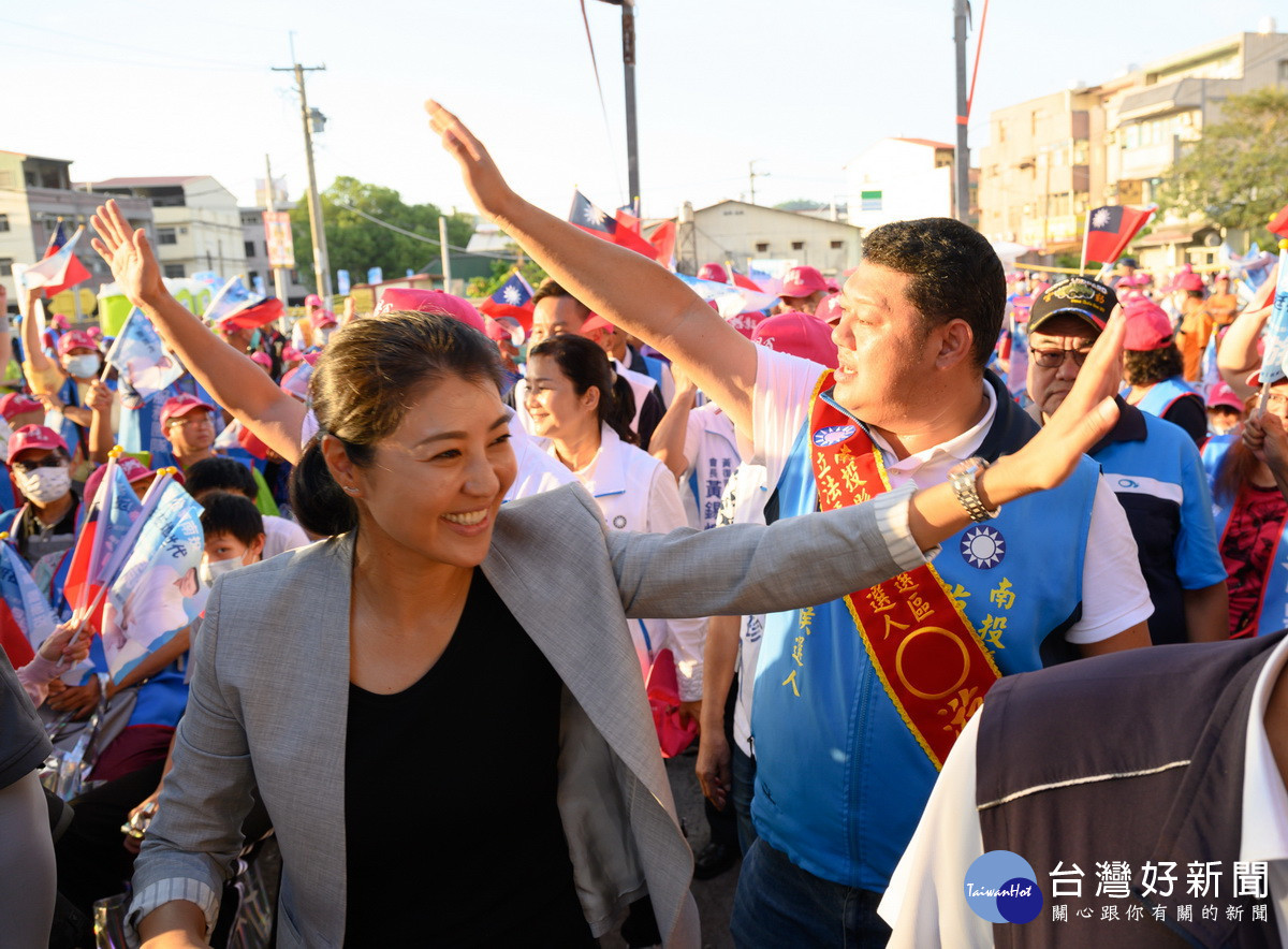 許淑華陪同游顥進場受到鄉親歡呼。(游顥服務處提供)