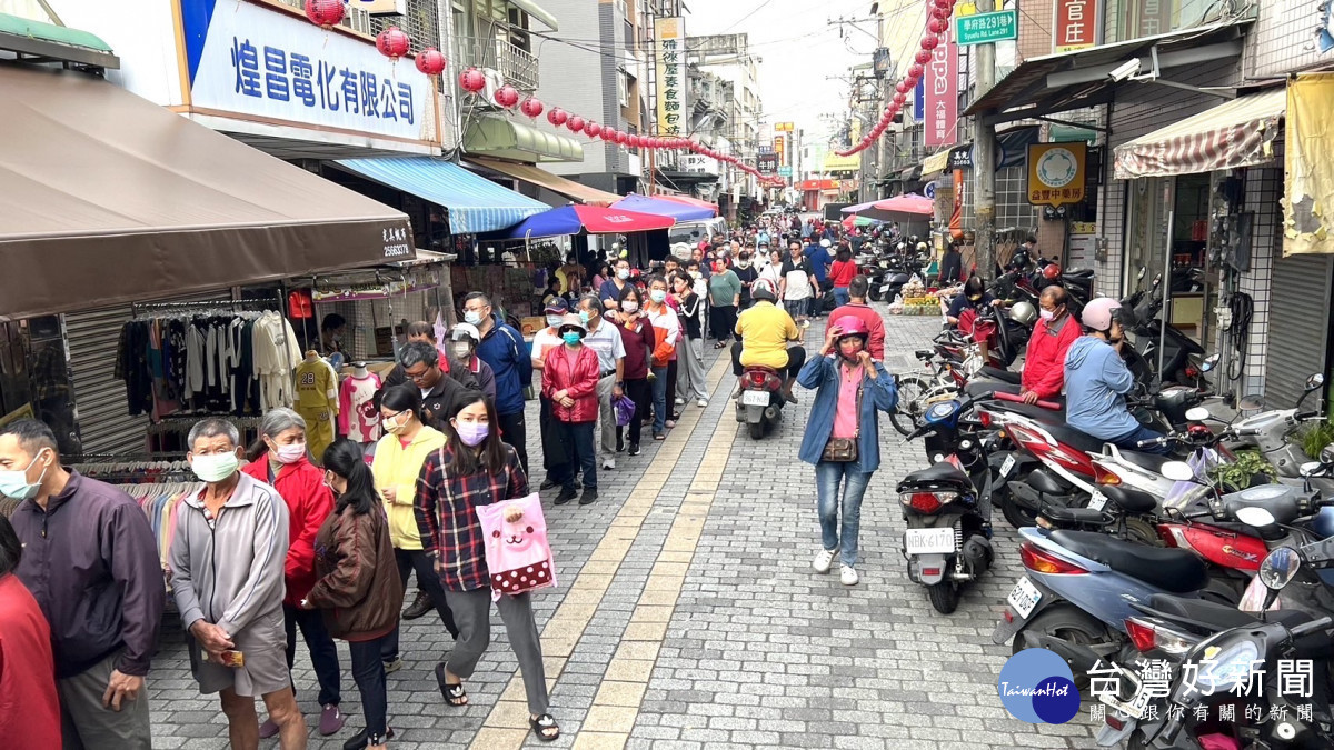 民眾排隊領取水果月曆,人潮從永興宮外溢到大雅市場街道。