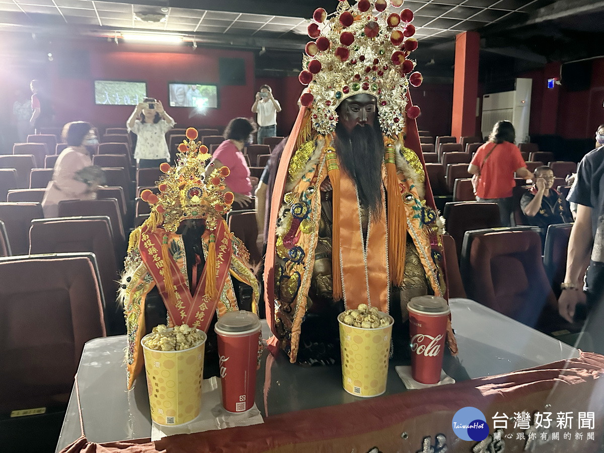 兩位玄天上帝神尊與觀眾一定欣賞電影還備了爆米花飲料。（記者扶小萍攝）