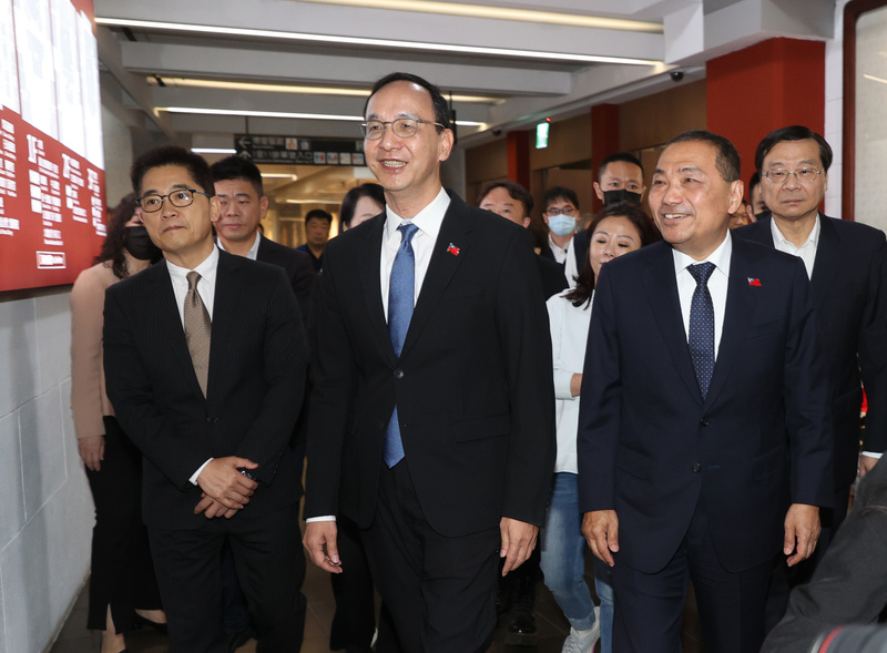 紀念國父誕辰158週年系列活動12日舉行，朱立倫、侯友宜一同前往國父紀念館，向國父孫中山銅像獻花致敬。中央社