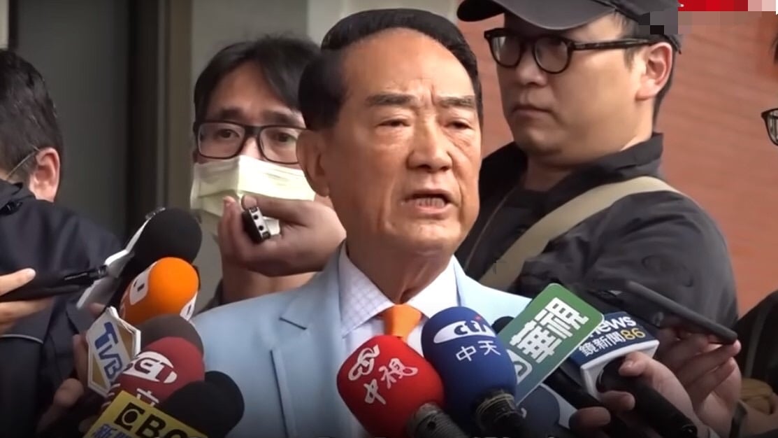 宋楚瑜今受訪被問到藍白合議題,意有所指地說:「人民給了某一位先生八年時間,但是卻讓國民黨全盤下架」。翻攝畫面