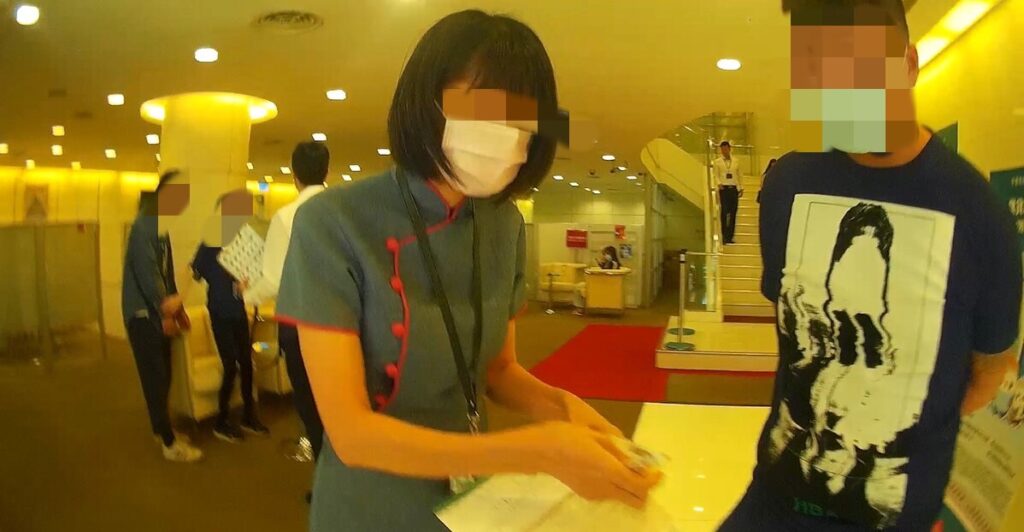 ▲圖說:帳戶內10元測試性匯款露餡,行員發現端倪後拖住車手、報警緝獲 (圖/台中市政府提供)