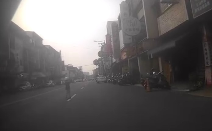 (孩童獨自過馬路片)險象環生!孩童獨自過馬路 身邊車輛呼嘯而過 66 | 社會 社會 記者爆料網