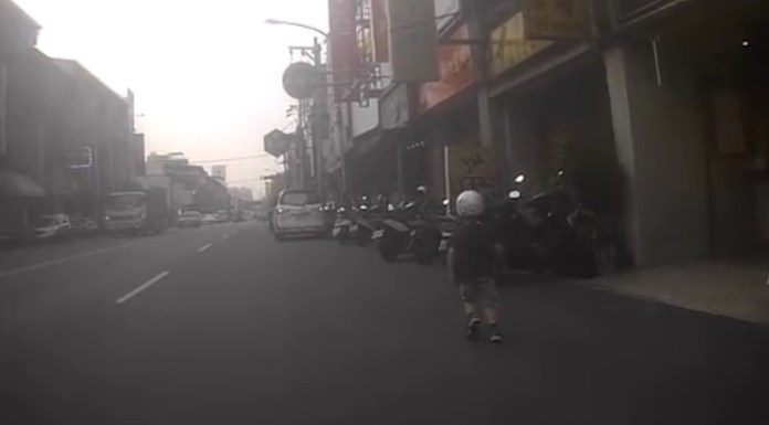 (孩童獨自過馬路片)險象環生!孩童獨自過馬路 身邊車輛呼嘯而過 64 | 社會 社會 記者爆料網