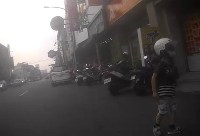 (孩童獨自過馬路片)險象環生!孩童獨自過馬路 身邊車輛呼嘯而過 65 | 社會 社會 記者爆料網