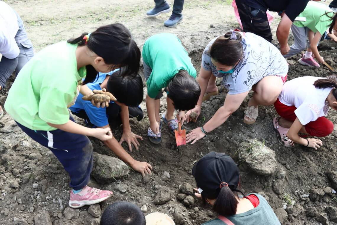 到「好九不見·親子焢窯趣」 一同體驗屏東農村生活樂趣