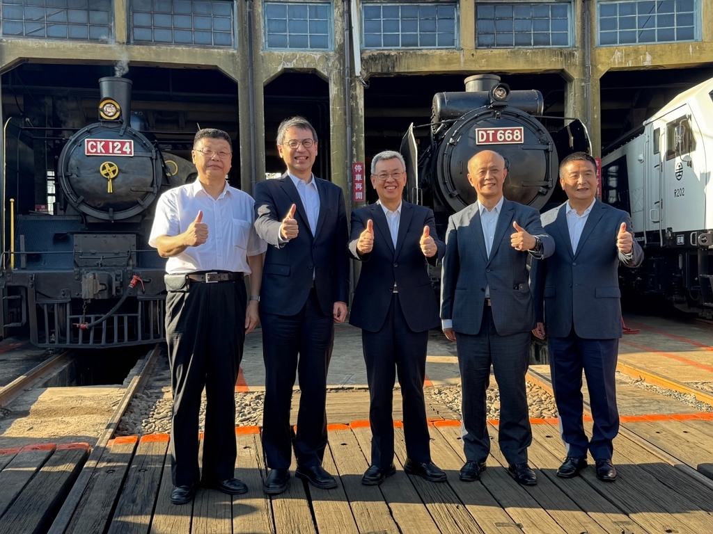 行政院陳建仁院長視察臺鐵局彰化扇型車庫（圖：交通部臺鐵局）