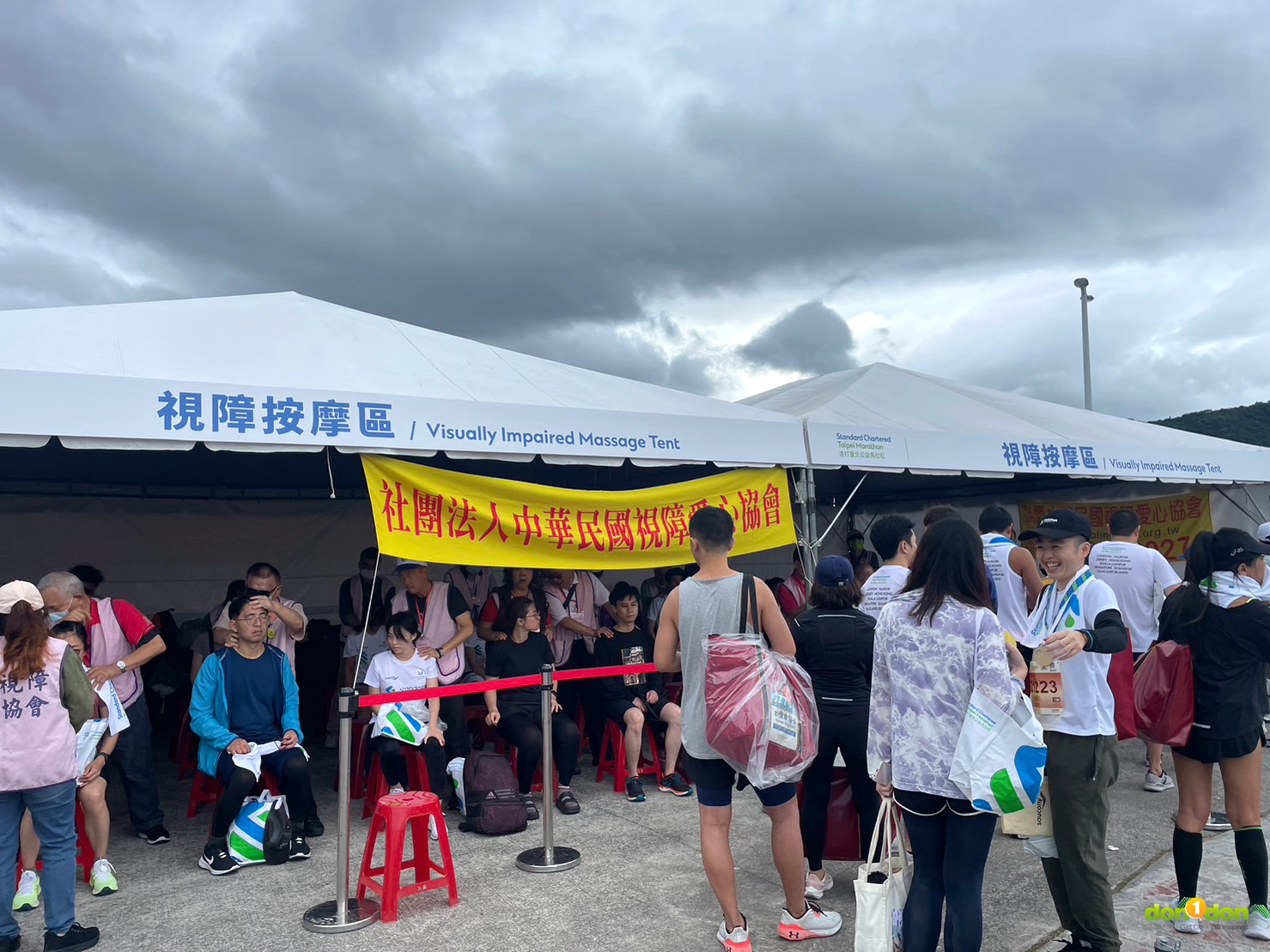 主辦單位也特地安排了視障按摩區,讓每一位跑完比賽的選手都能在這裡放鬆心神
