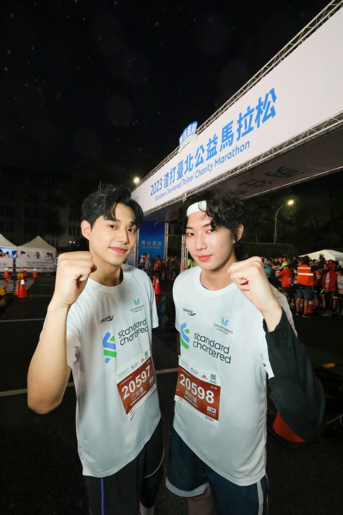 挑戰2023渣打馬13KM的原子少年金雲(左)、江尚儒不到5點便到會場準備,吸引粉絲在現場等候