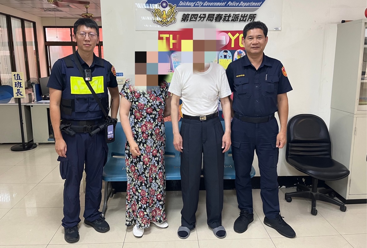 ▲圖說：失智老翁按捺指印建檔，便於日後遇有走失情形能加速失蹤人口辨識 （圖／台中市政府提供）