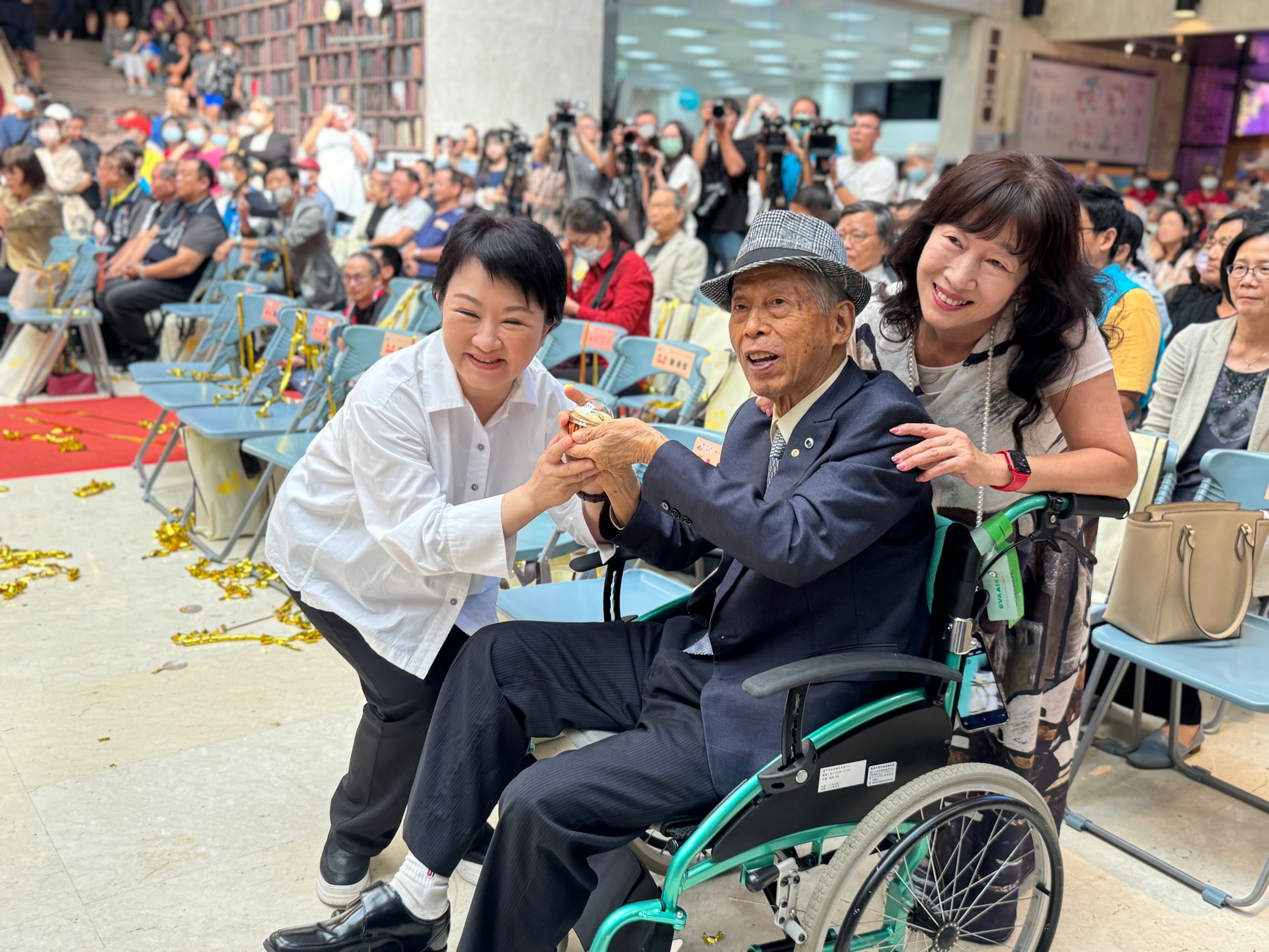 大墩40周年館慶  千人分享特製蛋糕 盧秀燕：榮耀延續、再造經典