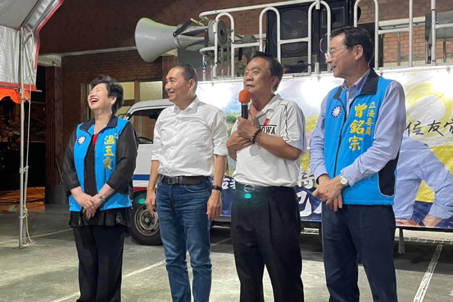 台商轟與柯文哲合作是飲鴆止渴 溫玉霞反全民調:盼奮勇迎戰 250 溫玉霞與侯友宜同框資料照