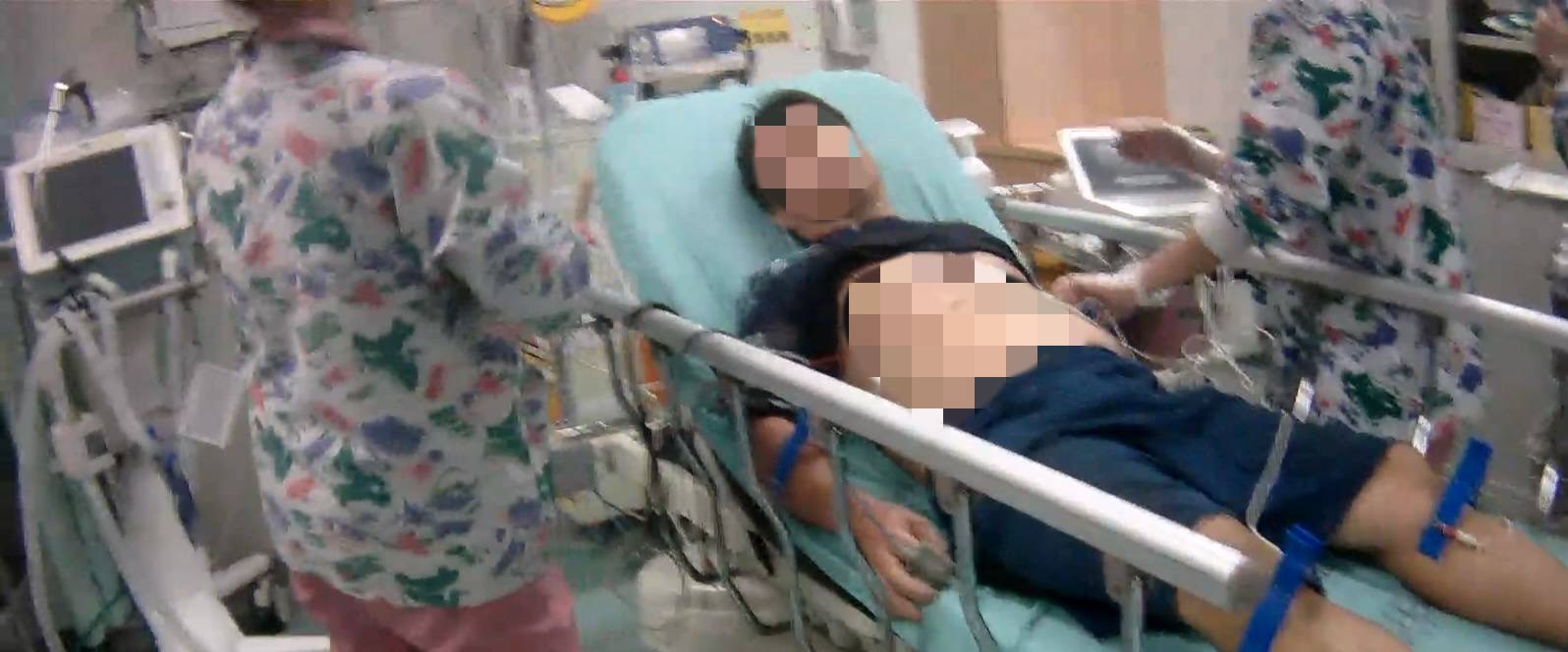 員警發現吳男猛捶打胸口，臉色慘白，二話不說趕緊開啟警報器，順利將吳男送往光田醫院救治。