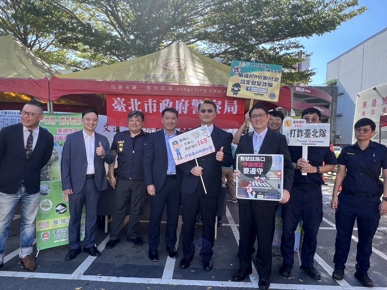 內湖分局長涂國卿(左五) 、副分局長許卜仁(右三)現場廣推防詐,犯罪宣導。(記者薛秀蓮拍攝)