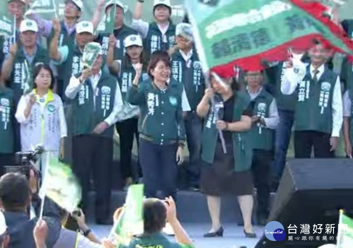 黃秀芳登台首先為競總及各後援會授戰旗。圖/記者鄧富珍翻攝