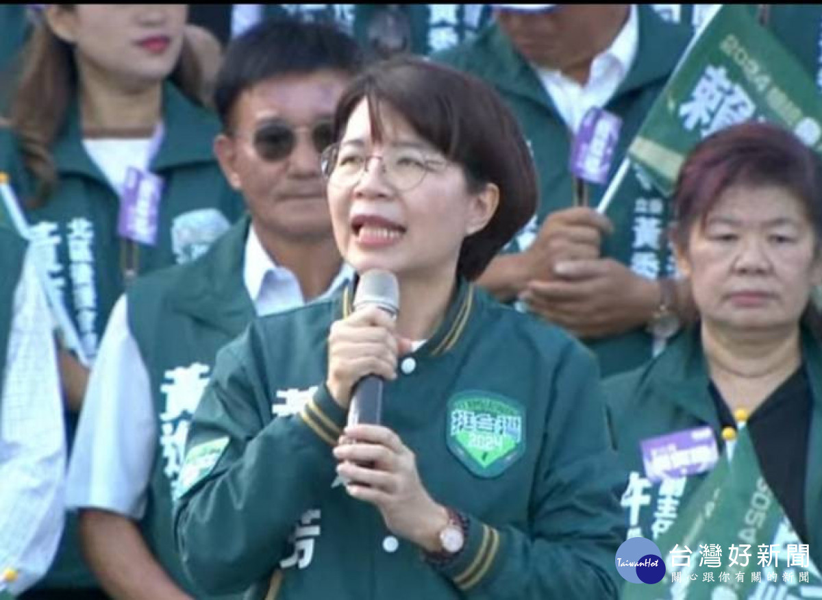 黃秀芳登台首先為競總及各後援會授戰旗致詞。圖/記者鄧富珍翻攝