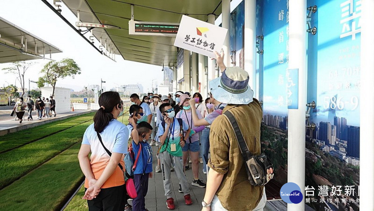 ▲高雄勞博館人員帶領民眾發掘輕軌百年的產業與勞動故事。