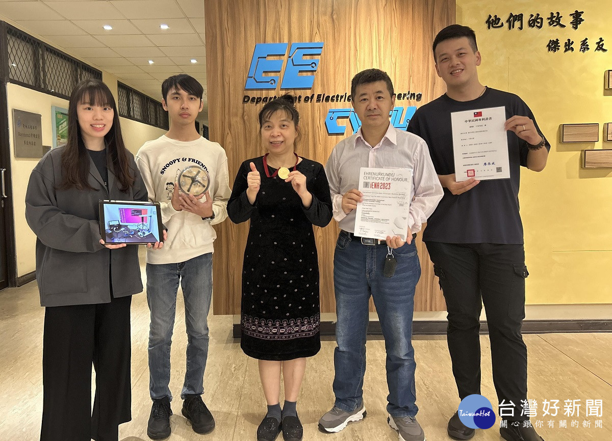 中原大學電機系教授廖裕評(圖中)與宜蘭大學電子系教授陸瑞強(圖右2) 跨校合作，發明專利獲肯定。