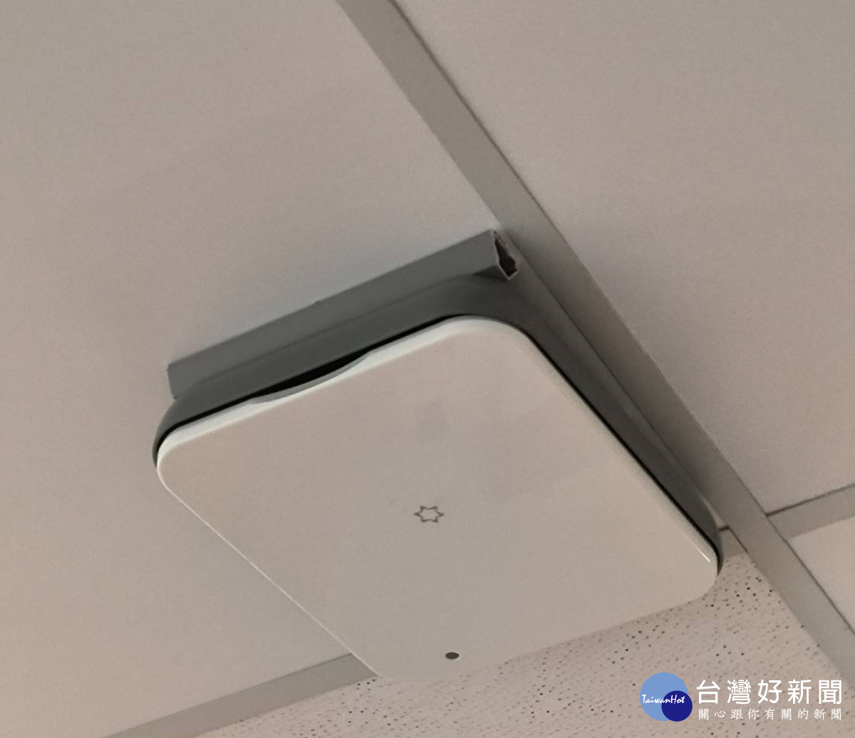 非接觸式生理監測系統安裝於天花板,免穿戴、高隱私的設計,讓長者更容易接受並持續使用。
