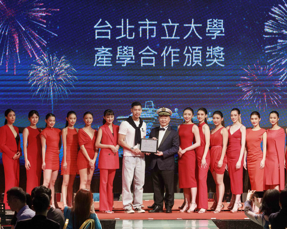 22位模特展演双美全系列產品的時尚秀揭開序幕。