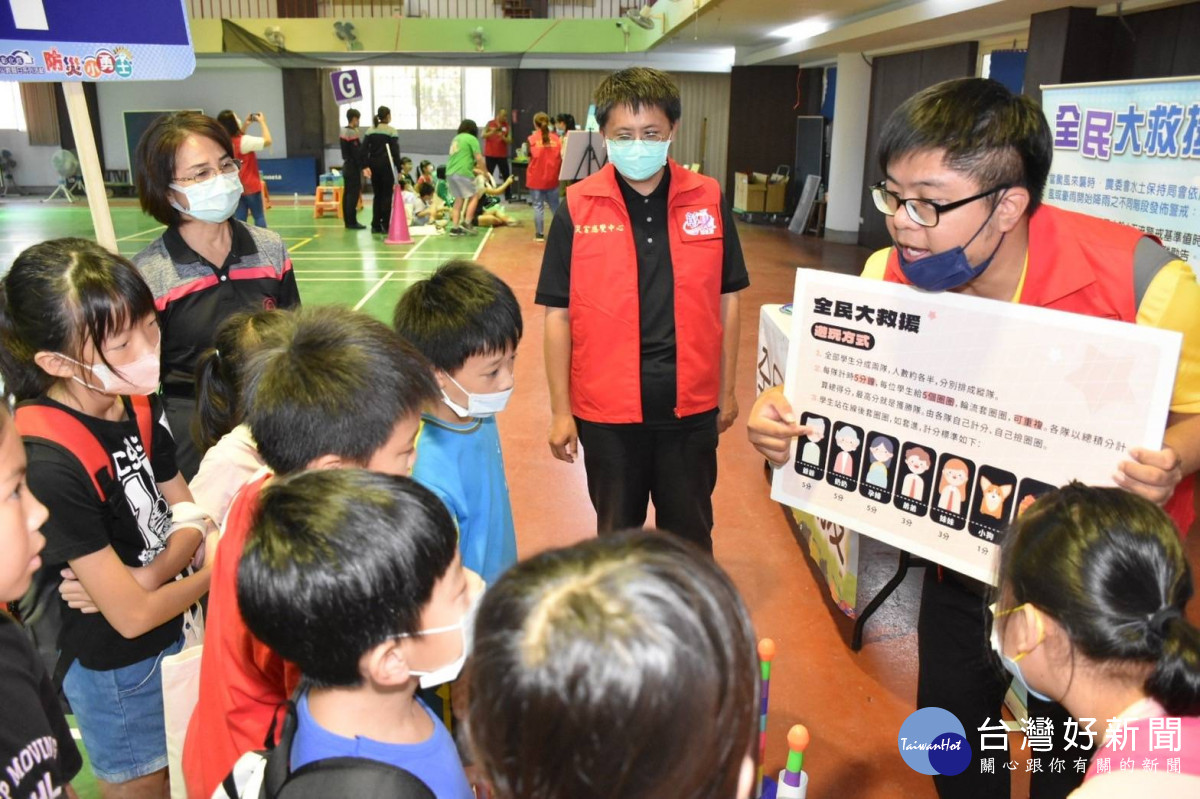 學童化身「防災小勇士」體驗闖關震盪教育。圖／記者鄧富珍翻攝