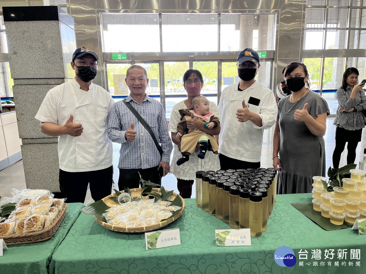 大雪山合作社社員提供土肉桂特色料理,風味絕佳。