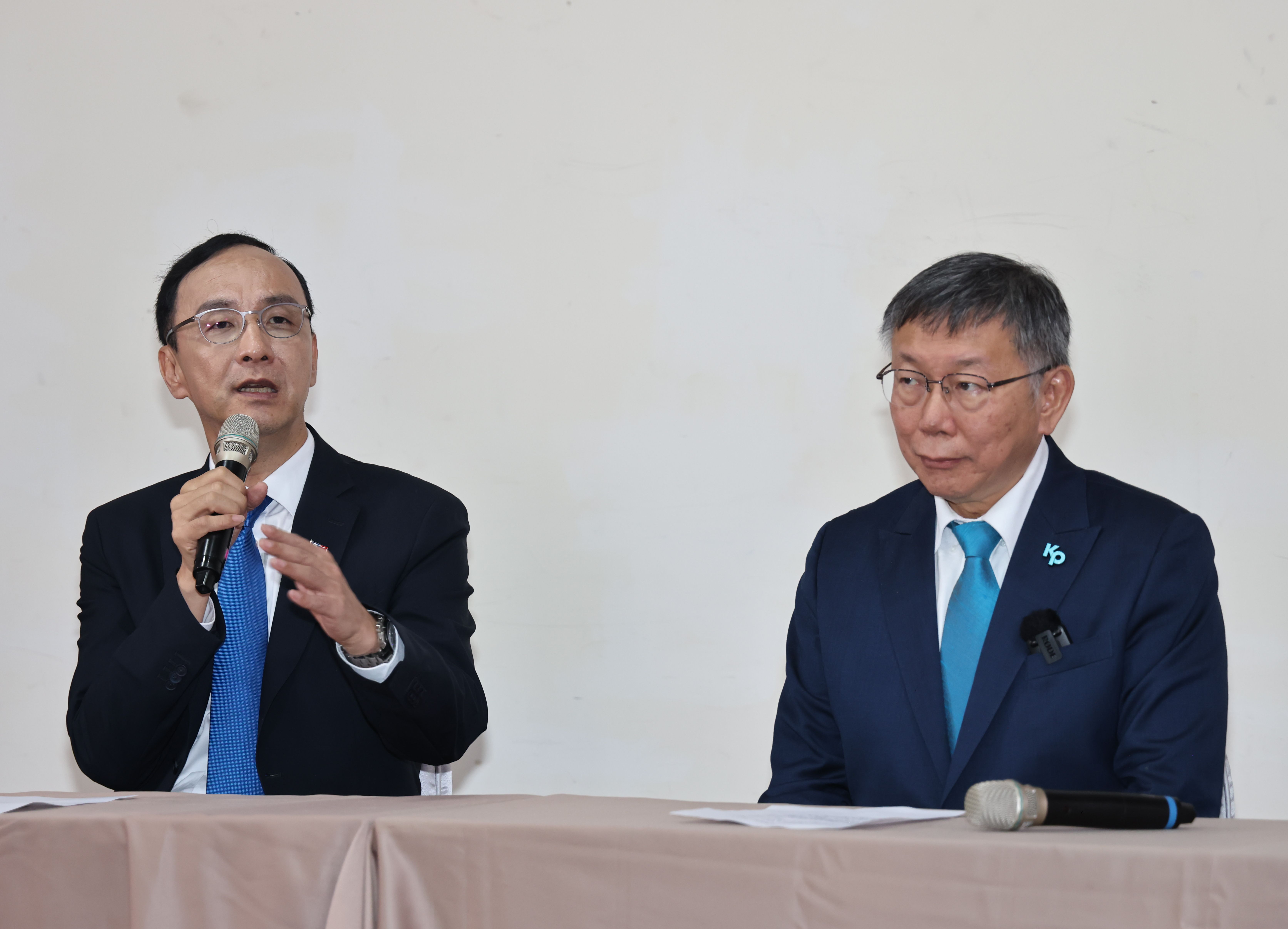藍白是否能合作備受各界高度關注。圖為朱立倫、柯文哲10月30日政黨協商。資料照片/林啟弘攝