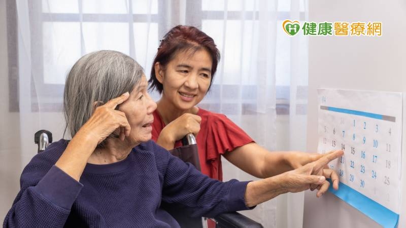 台灣65歲以上失智症盛行率約8%! 遵循10招降低失智症風險