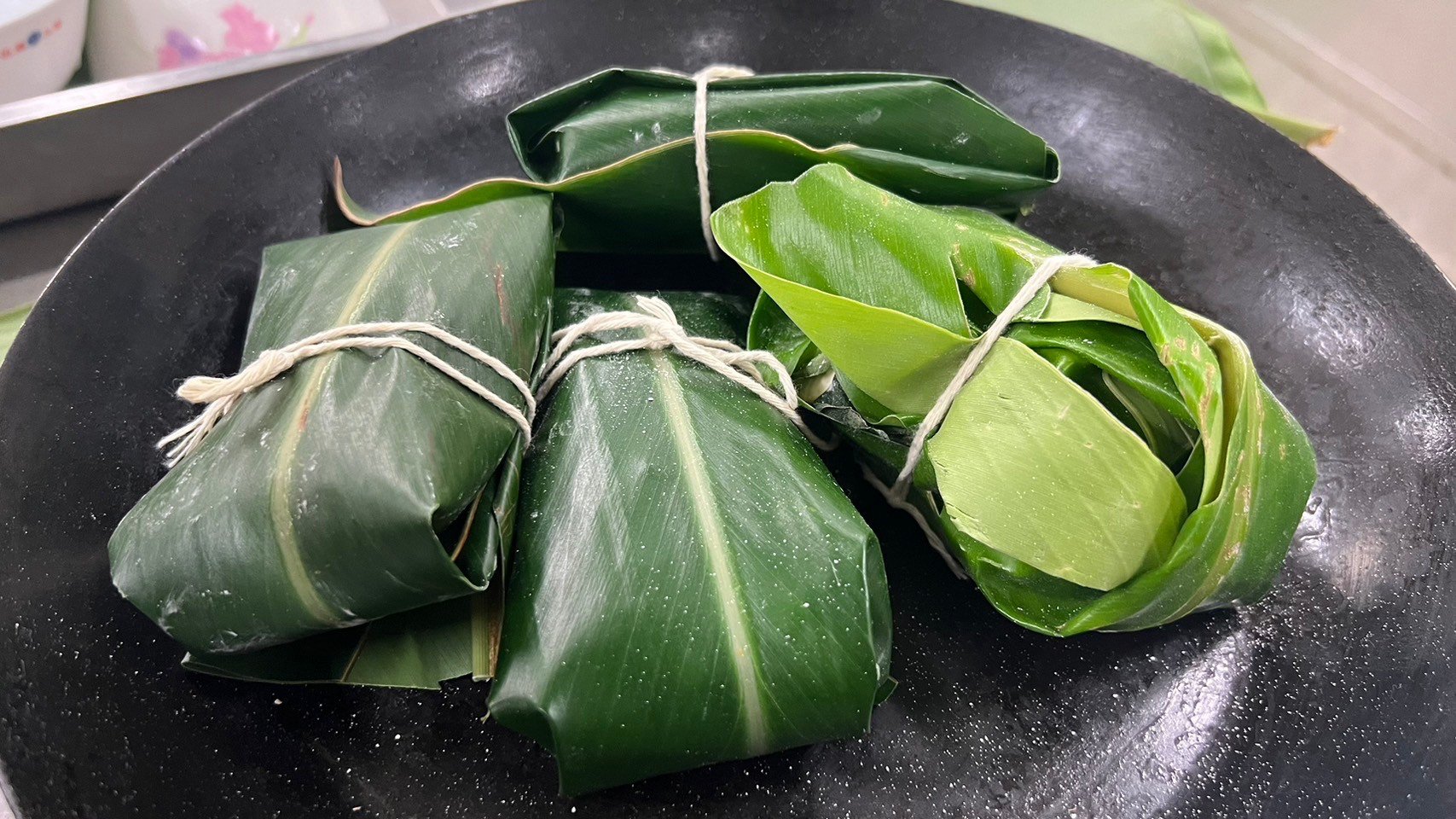 小米和糯米粉為食材的Abay阿粨，特地包覆了可食用的假酸漿葉，就是用來促進腸胃蠕動。