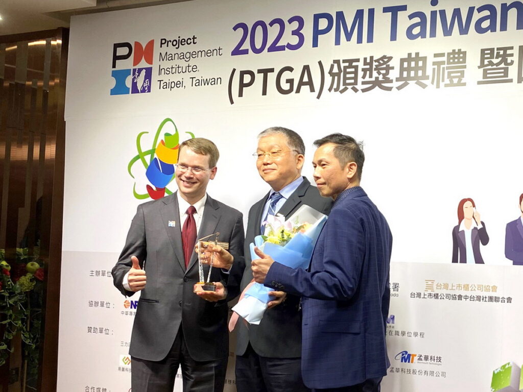 中鼎集團泰鼎董事長趙汝康(中),接受PMI理事長 Matt Tomlinson(左一)、PMI TW理事長高治中頒發「傑出專案領袖獎」(右一)。