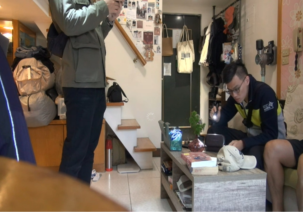 ▲圖說:警方在嫌犯腳前桌下搜出毒品、人贓俱獲 (圖/台中市政府提供)