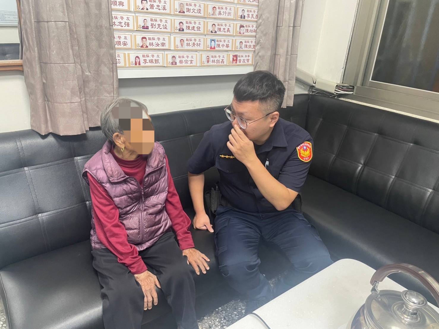 員警擔心深夜天冷，將老婦載返所休息，耐心詢問下，問出老婦先生的名字，得知老婦居住所。(圖記者江雁武翻攝)