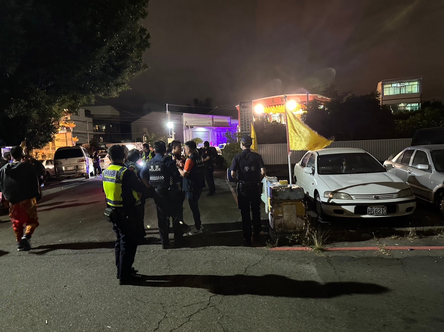 衝突發生，偵查隊迅速出動線上巡邏警力及掃黑專責隊。(圖/記者江雁武翻攝)