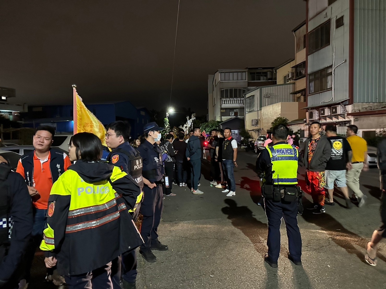 衝突發生，偵查隊迅速出動線上巡邏警力及掃黑專責隊。(圖/記者江雁武翻攝)
