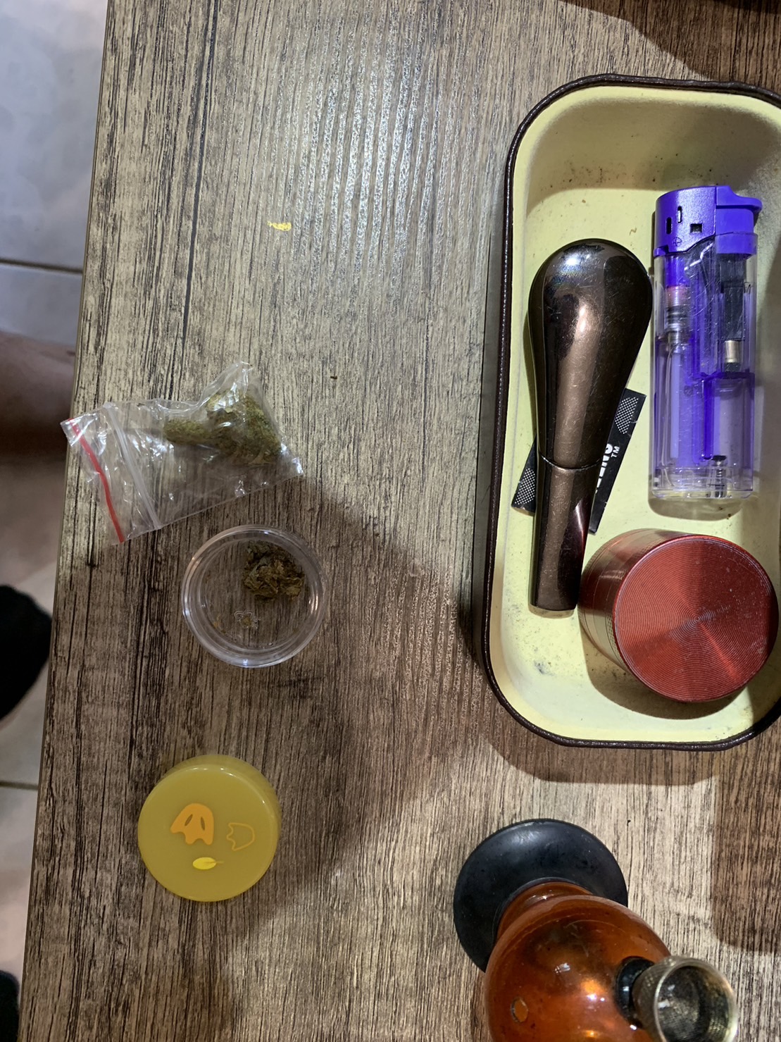 林嫌藏匿有毛重1.0克的大麻1包、毛重8.8克的大麻1罐、吸食用煙斗1個、研磨器1個等證物。(圖/記者江雁武翻攝)